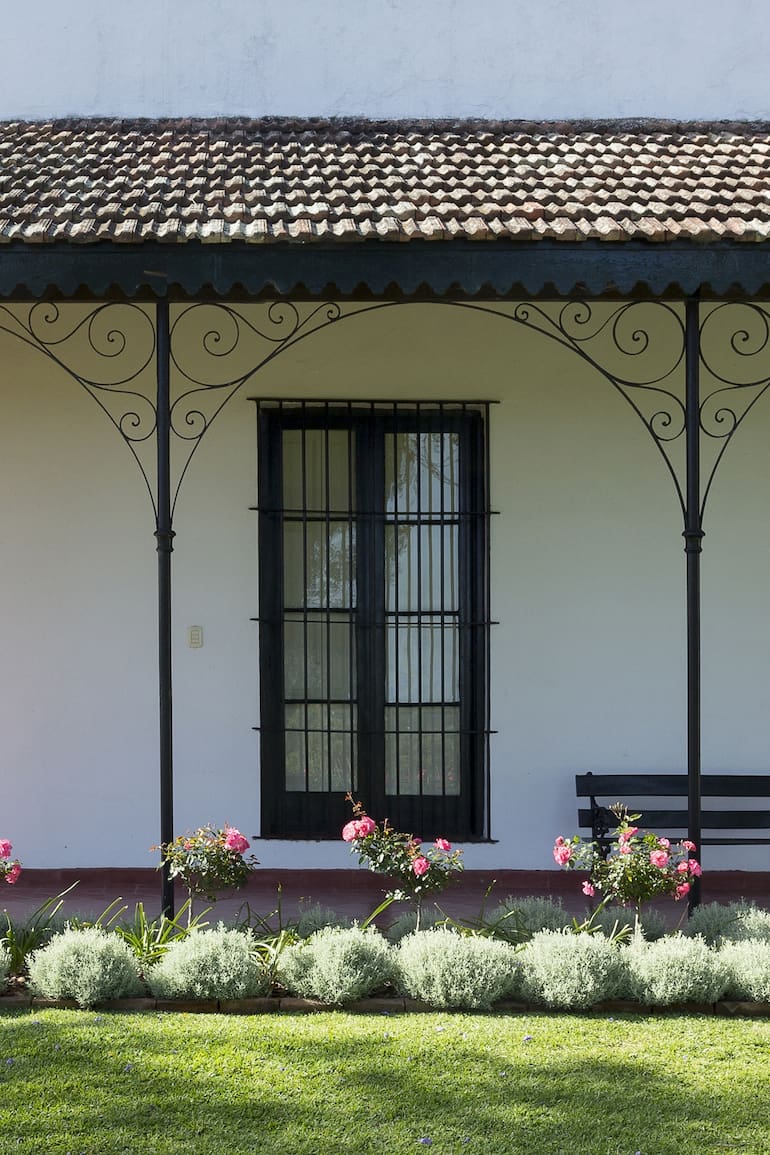 La quinta Los Ombúes hoy, con su galería y mirador a la barranca y al río.