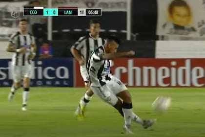 La rabona de Juan Cruz Kaprof en el inicio de la jugada del gol de cabeza de Renzo López para Central Córdoba: así nació el 1-0 ante Lanús