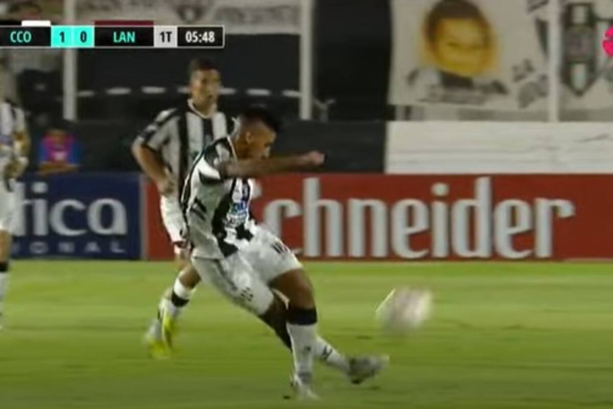 La rabona de Juan Cruz Kaprof en el inicio de la jugada del gol de cabeza de Renzo López para Central Córdoba: así nació el 1-0 ante Lanús