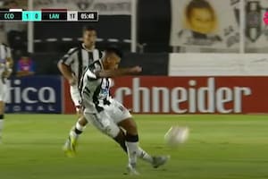 La rabona de Juan Cruz Kaprof en el inicio de la jugada del gol de cabeza de Renzo López para Central Córdoba: así nació el 1-0 ante Lanús