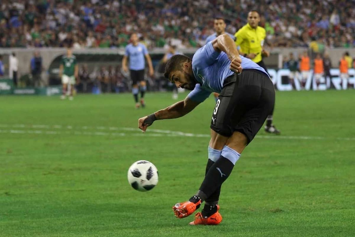 La rabona de Suárez, prólogo del cuarto gol de Uruguay a México, que anotó Pereiro