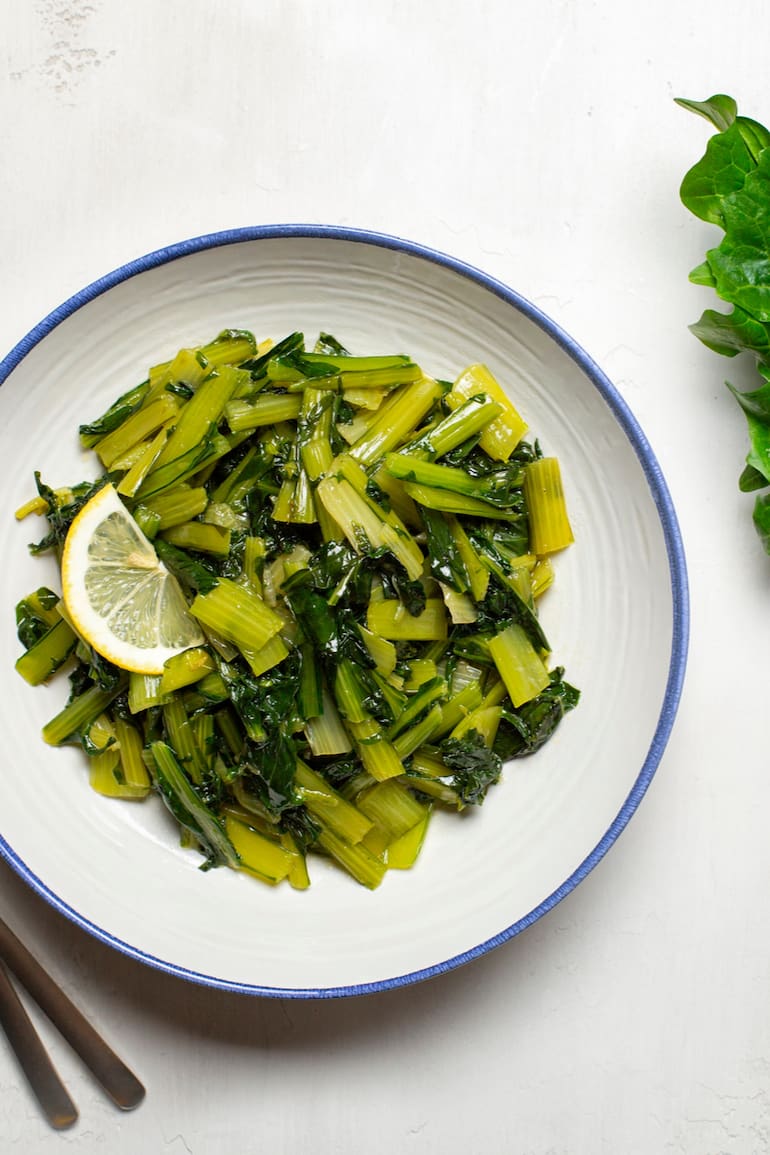 La radicheta se come fría o caliente, en esaladas, tartas o salteada con aceite y limón.