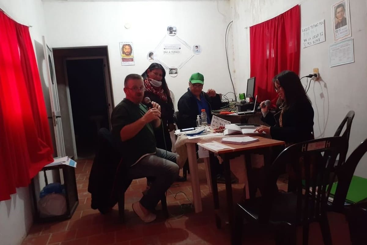 La radio de la Escuela Cacique Francisco Supaz fue armada con piezas prestadas por toda la comunidad; transmite en FM y por Internet