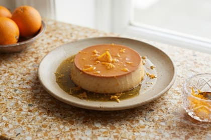 La ralladura de naranja aporta aroma y sabor cítrico a la preparación (Foto: imagen ilustrativa con IA Gemini)