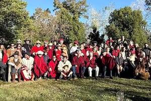 Con poncho de Los Infernales, descendientes de Güemes se reunieron para homenajear al prócer salteño