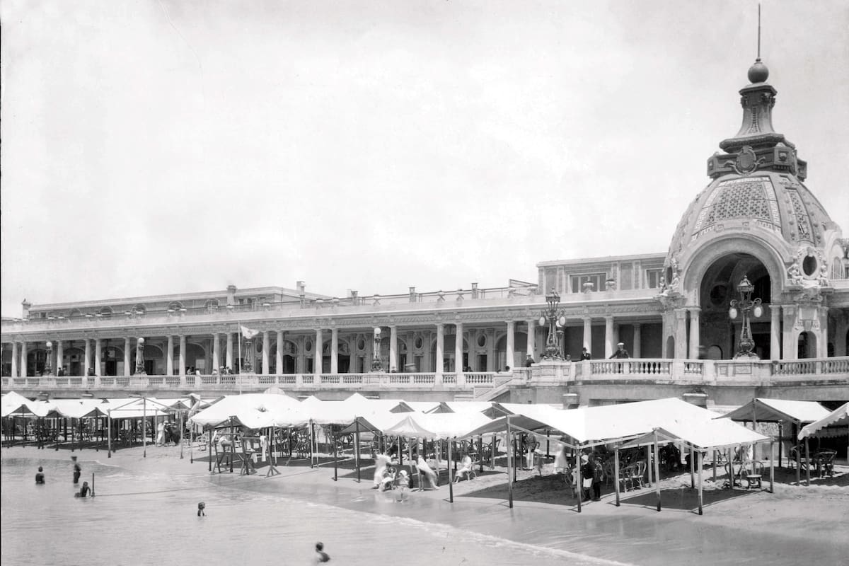 La Rambla Bristol estaba jalonada por 19 preciosas farolas que hoy integran el Paseo de las Farolas, en Plaza Mitre.