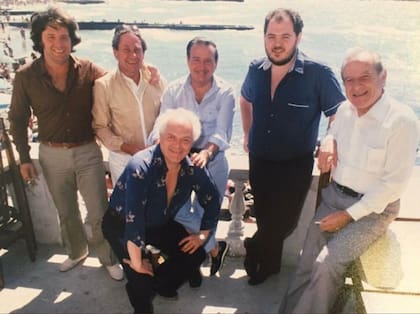 La rambla de Mar del Plata, en una foto de hace 45 años, junto a Fernando Motti, Coco Acevedo, Pepe Parada, Enrique Carreras y Darío Vittori, productores, empresarios y actores claves de las temporadas en la costa