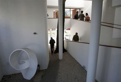 La rampa de la casa Curutchet funciona a modo de paseo arquitectónico y puerta de acceso a la obra de Le Corbusier.