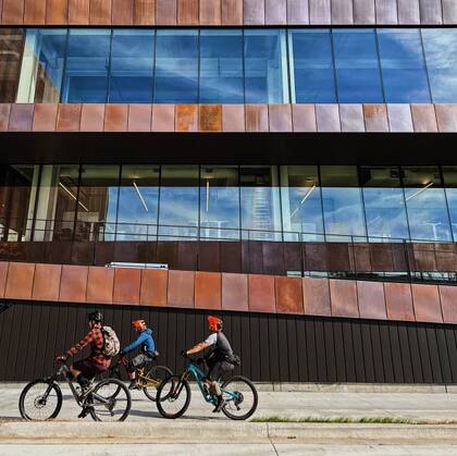 La rampa para bicicletas comienza en la parte que da al parque del edificio rectangular