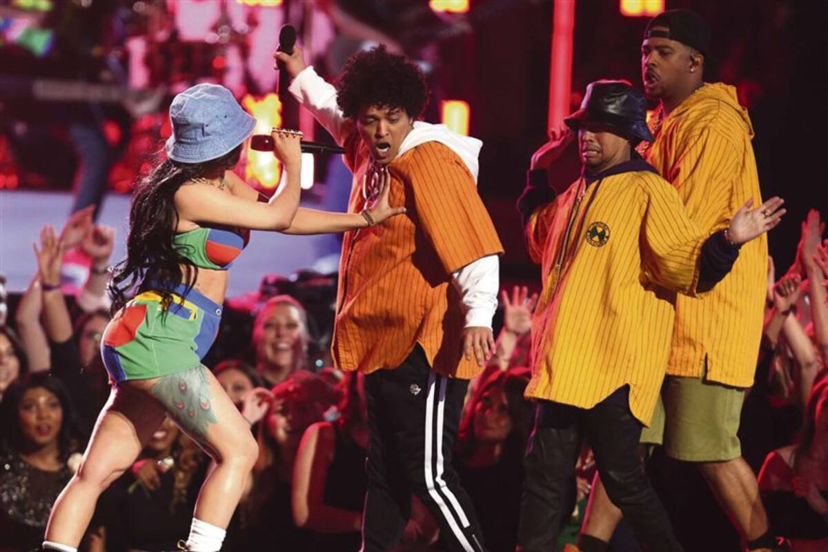 La rapera Cardi B y Bruno Mars cantaron "Finesse", la canción que grabaron juntos