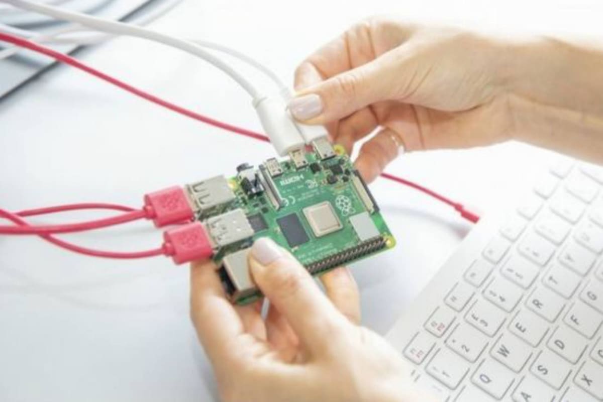 La Raspberry Pi 4 es la más reciente versión de la microcomputadora creada en 2012 en Reino Unido