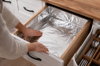 Por qué forrar los cajones con papel de aluminio puede mejorar el orden en la cocina