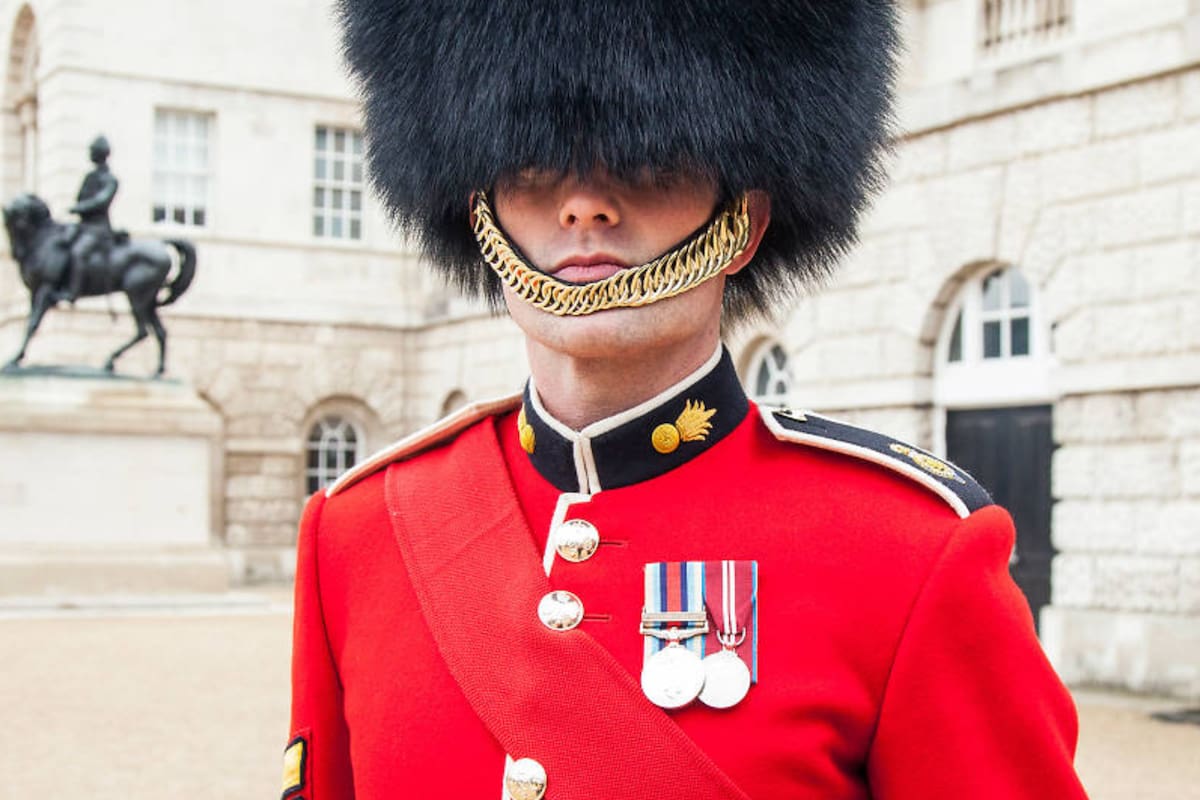 La razón por la que los guardías británicos utilizan la cuerda de sus casos por debajo de su labio inferior
Foto: Andy Parsons / timeout.com