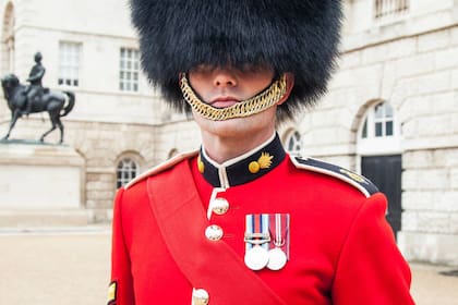 La razón por la que los guardías británicos utilizan la cuerda de sus casos por debajo de su labio inferior
Foto: Andy Parsons / timeout.com