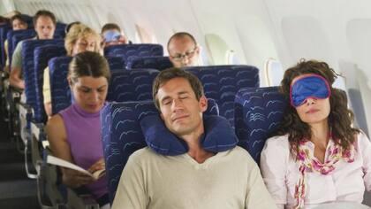 La razón por la que los pasajeros de avión no deben quedarse dormidos antes de despegar