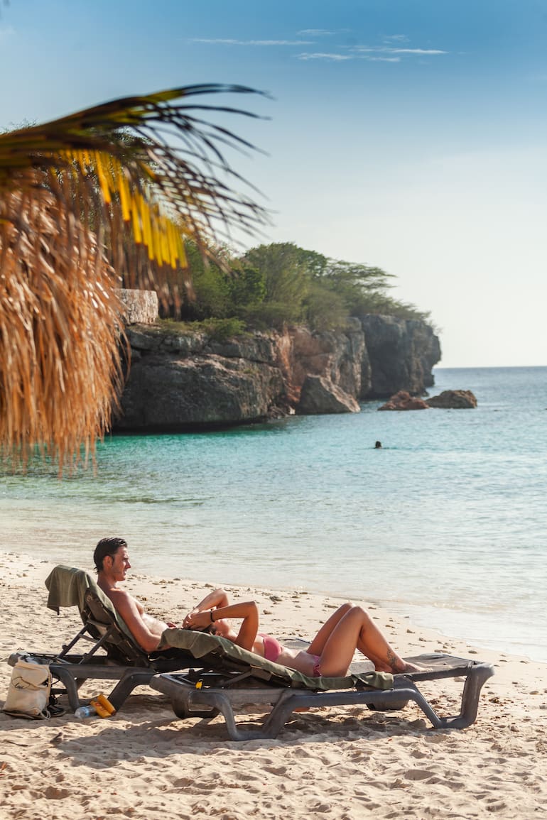 La razón principal para visitar Curaçao son las playas sobre la costa oeste. Hay de dos tipos: las privadas, con todos los servicios, y las públicas, que son gratuitas.