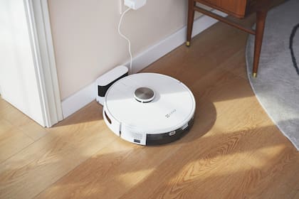 La RE4 de Ezviz es una propuesta sólida en el segmento de las aspiradoras robot que se destaca por integrar una aplicación móvil que facilita los ajustes del equipo y la programación de las rutinas de limpieza