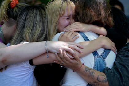 La reacción ante su muerte de los seguidores que se acercaron a la puerta del hotel de Palermo en donde falleció el cantante, casi un año atrás
