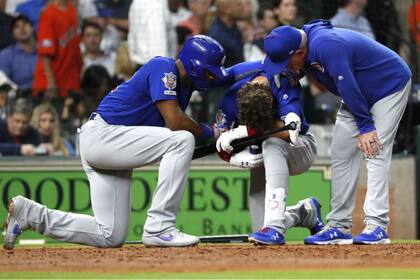 La reacción de Albert Almora Jr., de los Cachorros de Chicago, luego de batear la pelota en un partido ante los Astros en Houston. Lo consolaron Jason Heyward y el manager Joe Maddon.