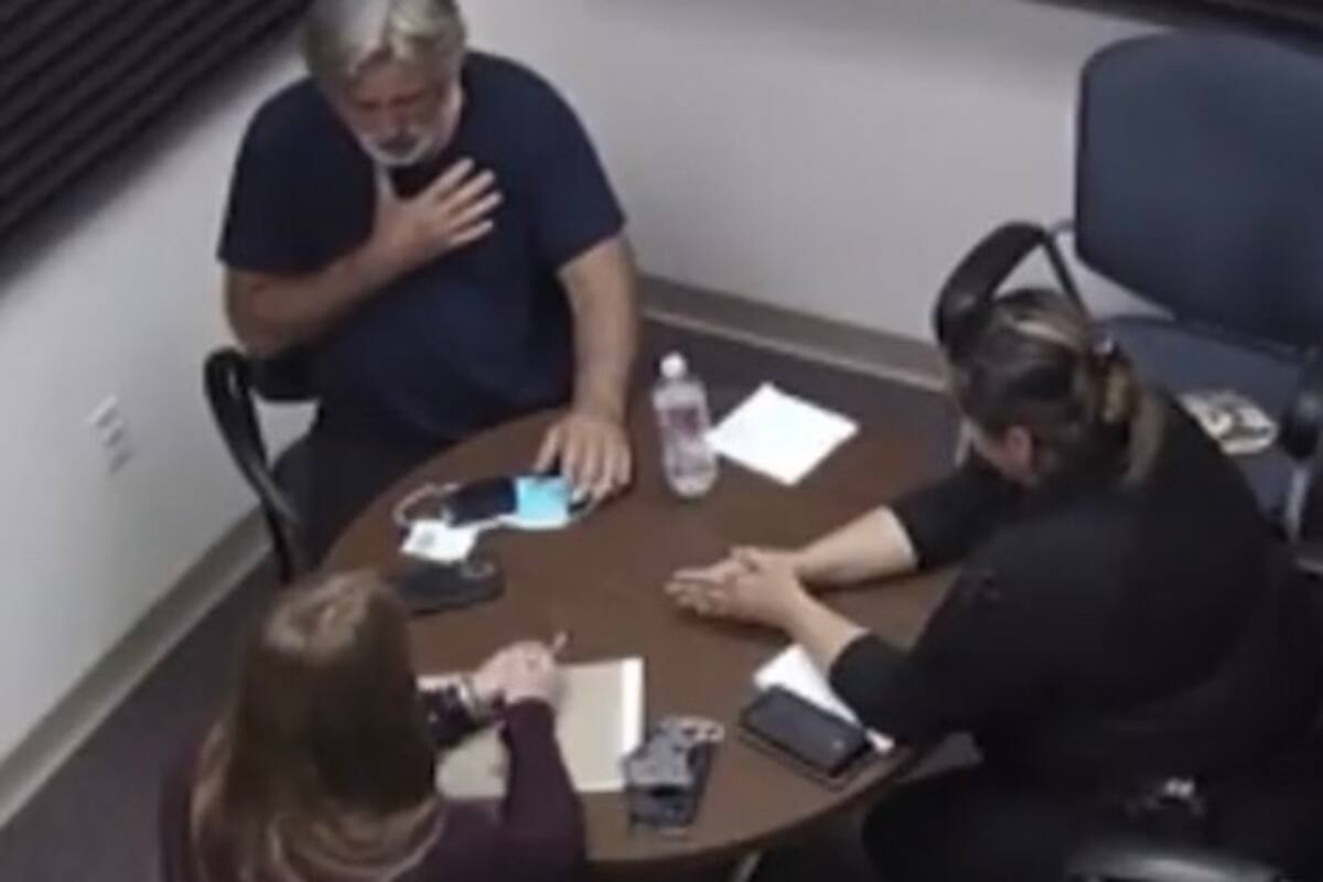 La reacción de Alec Baldwin al enterarse de la muerte de su directora de fotografía