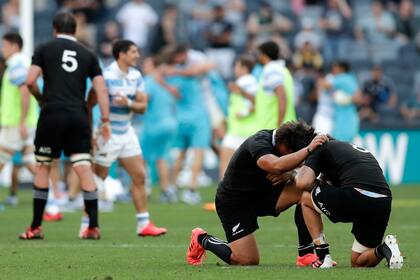 La reacción de Caleb Clarke and Ardie Savea al perder frente a Los Pumas.