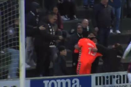 La reacción de Cheikh Sarr (arquero del Rayo Majadahonda) ante los insultos racistas de un fanático del Sestao