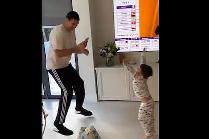 La reacción de Dibu Martínez con su hijo durante el sorteo de Qatar 2022