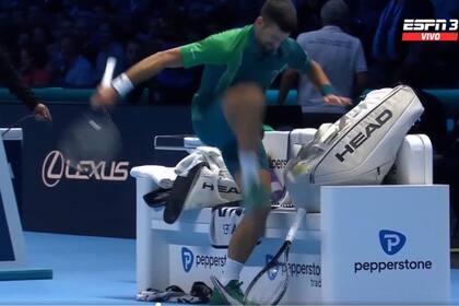 La reacción de Djokovic: destrozó dos raquetas tras perder el saque en el inicio del tercer set