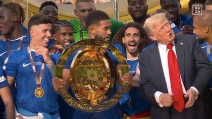 La reacción de Enzo Fernández (izquierda) y Reece James (centro) a la presencia de Donald Trump en la celebración