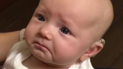 La reacción de esta beba cuando escucha por primera vez a su madre es realmente conmovedora