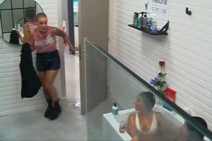 La reacción de Furia al ver a Rosina y Lucía muy cerca en el baño: “¡Las amo”!