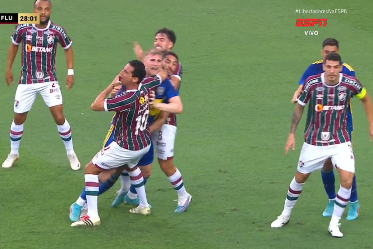 La reacción de Ganso después del cabezazo que le propinó Nahuel Valentini, por el que no se cobró falta; los jugadores de Fluminense pidieron expulsión al defensor de Boca, pero la final por la Copa Libertadores sigue teniendo 22 jugadores.