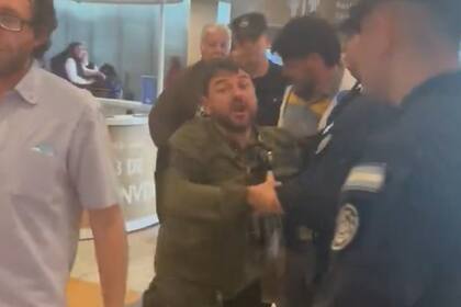 La reacción de Grabois tras ser desalojado del Aeropuerto de Ezeiza por la PSA