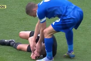 La reacción impensada de un jugador al lesionarse el árbitro