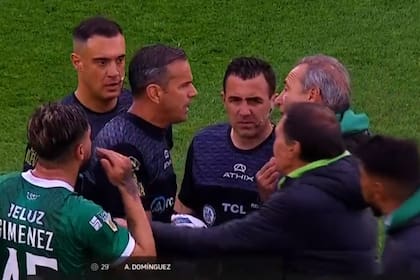 La reacción de Julio César Falcioni a un fallo del árbitro Penel