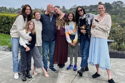 La reacción de las hijas de Bruce Willis tras las duras declaraciones de Emma Heming, la esposa del actor: “Tu valentía está moviendo montañas”