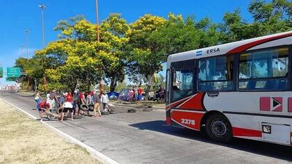 La reacción de los pescadores independientes no se hizo esperar. Ayer un grupo de los denominados “trabajadores del río” realizaron cortes intermitentes a la circulación vehicular por la ruta nacional 168, que une esta capital con Paraná, Entre Ríos, vía el túnel subfluvial “Uranga-Sylvestre Begnis”