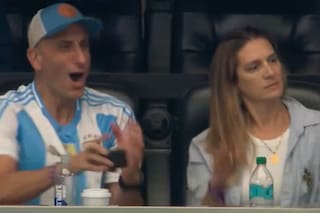 La reacción de Manu Ginóbili a una gran jugada de Messi y la ovación que se llevó de todo el estadio