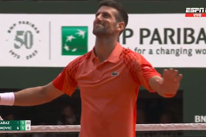 La reacción de Novak Djokovic, rendido tras el increíble punto que le convirtió Carlos Alcaraz en la semifinal de Roland Garros