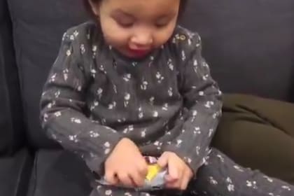 La reacción de una nena tras recibir una banana por NAvidad es viral en Twitter.
