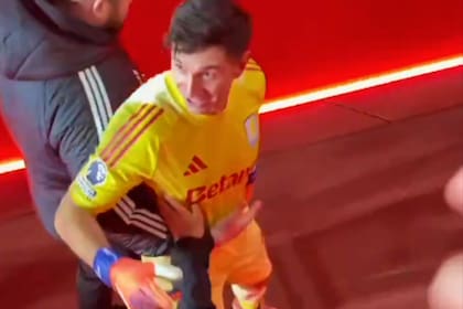 La reacción del Dibu Martínez contra los hinchas de Arsenal tras la goleada sufrida por Aston Villa