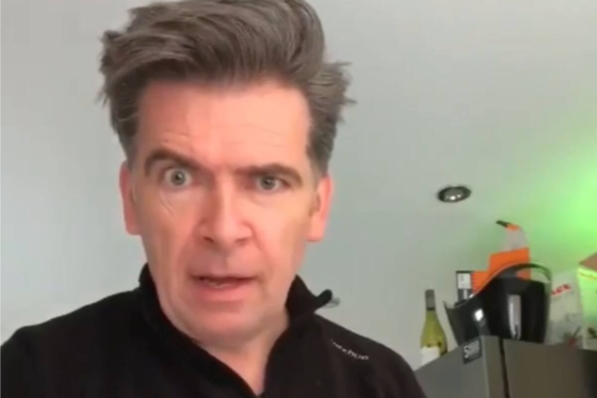 La reacción del hombre al darse cuenta de que toda la vida estuvo perdiendo tiempo (YouTube).