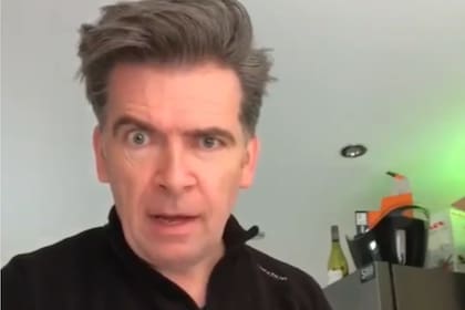 La reacción del hombre al darse cuenta de que toda la vida estuvo perdiendo tiempo (YouTube).