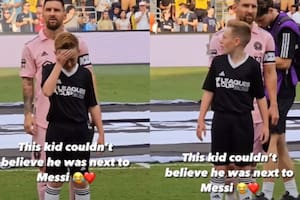 La reacción del niño al encontrarse junto a Lionel Messi en el campo de juego