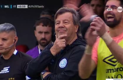 La reacción risueña del Ruso Zielinski, DT de Belgrano, mientras el árbitro Andrés Gariano anunciaba la anulación del gol de Andrés Uvita Fernández