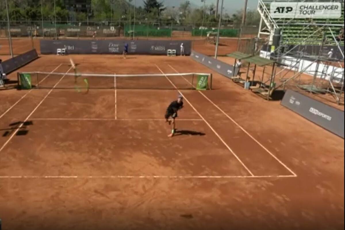 La reacción violenta del francés Gautier tras fallar un golpe: raqueta al aire, muy lejos... y muy cerca de la cámara de TV