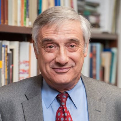 La Real Academia Sueca de Ciencias ha decidido otorgar el Premio Sveriges Riksbank 2025 en Ciencias Económicas en memoria de Alfred Nobel a Joel Mokyr (foto), Philippe Aghion y Peter Howitt “por haber explicado el crecimiento económico impulsado por la innovación”, la mitad a Mokyr “por haber identificado los prerrequisitos para un crecimiento sostenido a través del progreso tecnológico” y la otra mitad conjuntamente a Aghion y Howitt “por la teoría del crecimiento sostenido a través de la destrucción creativa”.