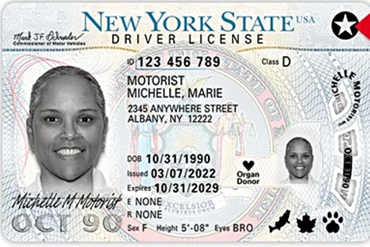 La Real ID de Nueva York tiene un distintivo en la parte superior derecha de la tarjeta