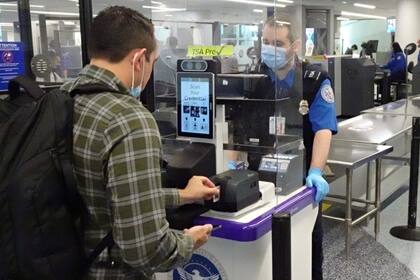 La Real ID sirve como identificación para abordar vuelos dentro de Estados Unidos si no se cuenta con pasaporte (Archivo)