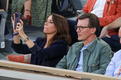 La realeza europea también tuvo a sus representantes en las gradas del Abierto de Francia. El príncipe Joaquín de Dinamarca eligió pasar allí su 54° cumpleaños junto a la princesa Marie. Serán sus últimos recuerdos en París ya que la pareja se prepara para mudarse a los Estados Unidos porque el príncipe –segundo hijo de la reina Margarita- trabajará en Washington